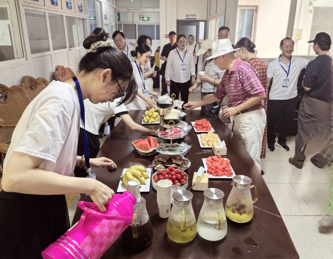 市三医院离退休党委与我院党支部联合开展“关爱老人，爱心奉献”党建联建主题活动！