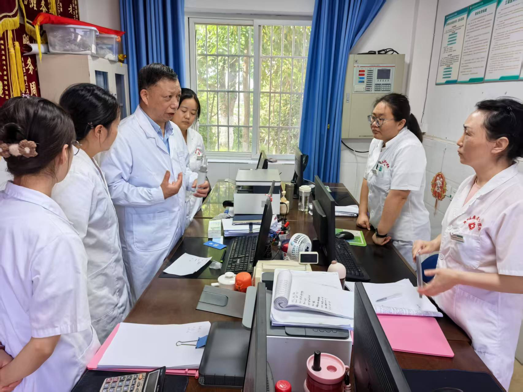 我院外聘专家王开绿（呼吸与危重症医学指导教授）莅临我院对老人们进行会诊！